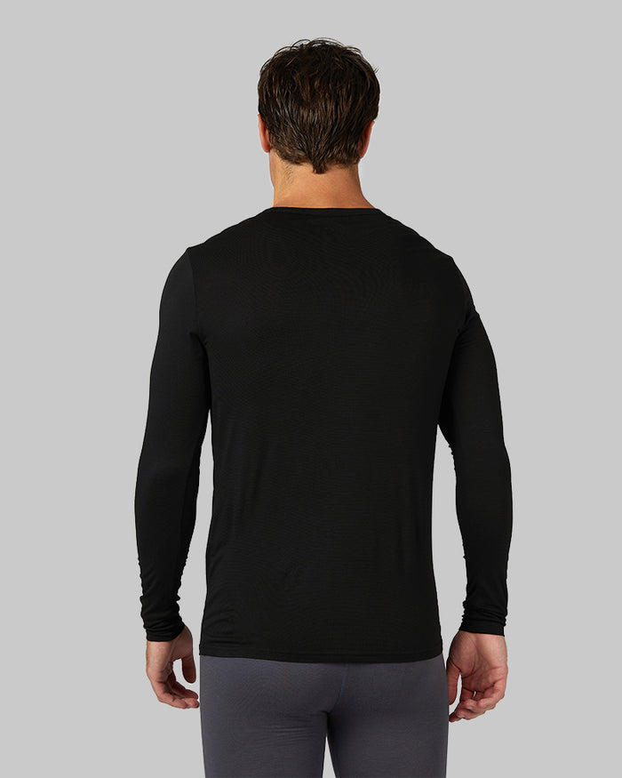 32 Degrees Black _ Men's Lightweight Baselayer Crew Top {model: Jacque is 6'2", wearing size M}{bottom}{right} {bottom}{right}